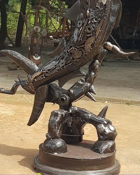 Détail sculpture poisson socle