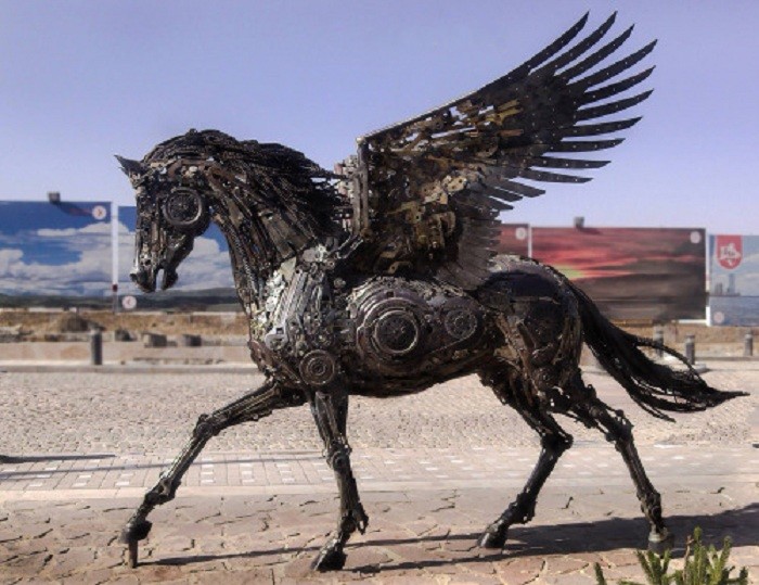 Statue de cheval aile