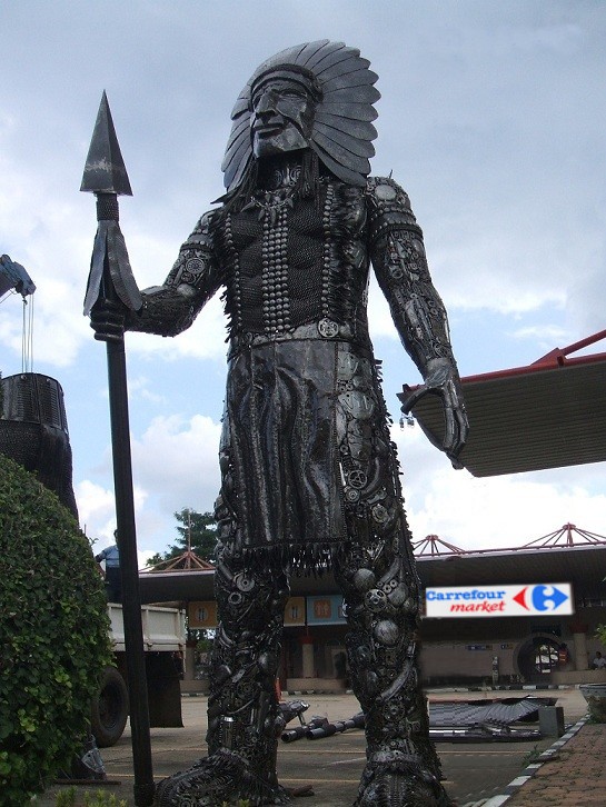 Statue indien geante en metal